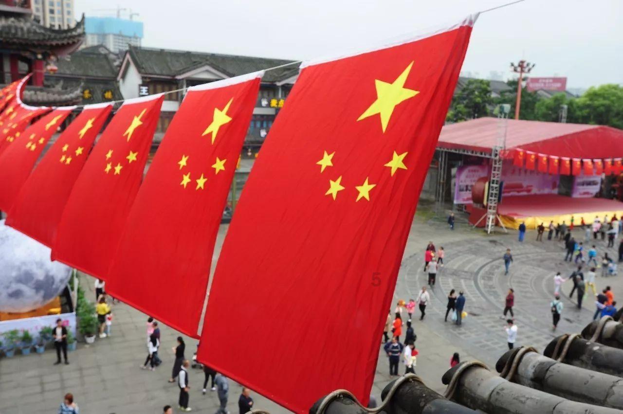 白色背心搭配粉色百褶裙，仙气甜美，简约日常又舒适，你觉得怎么样？游戏画面